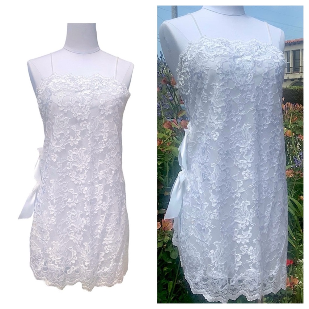 VINTAGE BRIDAL LINGERIE. Spanish lace with side bows. Early 90s. Fits XS-S.